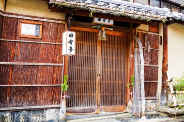 Geleneksel Japon giriş kapısı