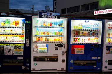 OSAKA, JAPONYA - 17 Ocak 2013 'te Osaka, Japonya' da bilet otomatı. Japonya, ülke çapında 5,5 milyondan fazla makinesiyle otomatlarıyla meşhurdur..