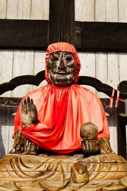 Nara, Japonya - 15 Ocak 2013 'te Todai-ji Tapınağı' nda Binzuru Pindola ahşap heykeli. Japonlar, bir insan bu heykelin bir parçasını ovaladığında hastalığının yok olacağına inanırlardı..