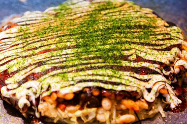Okonomiyaki, Osaka, Kansai bölgesinde Japon yemeği..