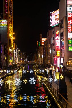 OSAKA, JAPONAN - JANUARY17: Dotonburi Kanalı 1600 'ların başında kazılan ve şimdi 10 Ocak 2013' te Japonya 'nın Osaka kentinde birçok önemli ticari bölge ve neon ışığı gösteren insan yapımı bir su yoludur..
