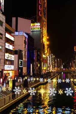 OSAKA, JAPONAN - JANUARY17: Dotonburi Kanalı 1600 'ların başında kazılan ve şimdi 10 Ocak 2013' te Japonya 'nın Osaka kentinde birçok önemli ticari bölge ve neon ışığı gösteren insan yapımı bir su yoludur..