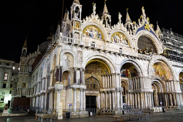 Geceleri Piazza San Marco 'daki eski kilise. 