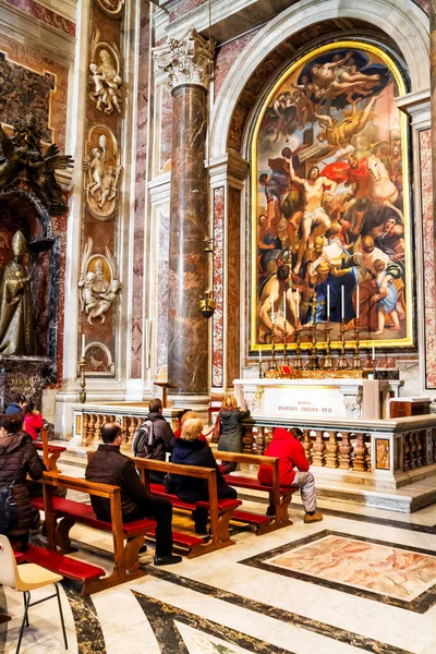 Pessoas Rezando Dentro Basílica São Pedro Vaticano — Fotografia de Stock
