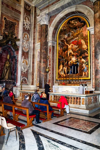 Άνθρωποι Προσεύχονται Μέσα Στη Βασιλική Του Αγίου Πέτρου Βατικανό — Φωτογραφία Αρχείου