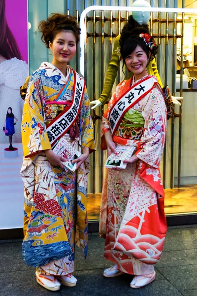 Kyoto Jan 2013年1月15日在日本京都 一对女孩打扮成传统的美子和艺妓 今天日本大约有2000个艺妓 保存着现代生活中的古老艺术和风俗 — 图库照片