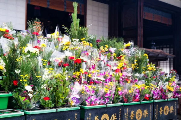 Kwiaty Przed Japońską Świątynią — Zdjęcie stockowe