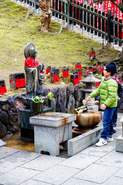 Nara Japan Januar Unbekannte Kinder Gießen Januar 2013 Wasser Auf — Stockfoto