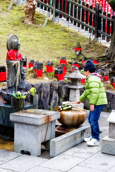 Nara Japón Enero Niños Identificados Vierten Agua Sobre Estatua Buda — Foto de Stock