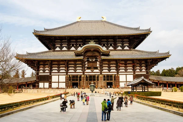 NARA, JAPONYA - 17 Ocak 2013 'te Todai-ji' deki Büyük Buda Salonu, JP. UNESCO 'nun Dünya Mirası Alanı, dünyanın en büyük ahşap binasıdır..