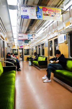 TOKYO, JAPONYAN - 15 Ocak 2013 'te Tokyo, Japonya' da Oedo Hattı 'nın içi. Hat Tokyo 'nun ilk doğrusal metro hattı..