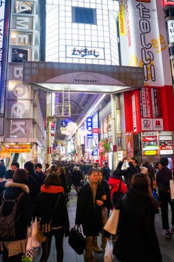 OSAKA - 13 Ocak 2013 'te Japonya' nın Osaka kentinde Dotonbori. 1612 yılına kadar uzanan geçmişiyle, Osaka 'nın şu anda çok sayıda restoranın bulunduğu başlıca turizm beldelerinden biri..