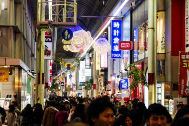 OSAKA - 13 Ocak 2013 'te Japonya' nın Osaka kentinde Dotonbori. 1612 yılına kadar uzanan geçmişiyle, Osaka 'nın şu anda çok sayıda restoranın bulunduğu başlıca turizm beldelerinden biri..