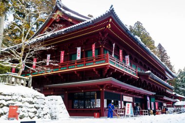 NIKO, JAPONYA-JANUARY 14: Sanbutsu-doh Hall, Nikko, Japonya 14 Ocak 2013. Rinnoji Tapınağı 'nın merkez binası. Sanbutsu, Buda 'nın üç görüntüsü içine gizlendiği için tercüme edilebilir..