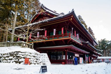NIKO, JAPONYA-JANUARY 14: Sanbutsu-doh Hall, Nikko, Japonya 14 Ocak 2013. Rinnoji Tapınağı 'nın merkez binası. Sanbutsu, Buda 'nın üç görüntüsü içine gizlendiği için tercüme edilebilir..
