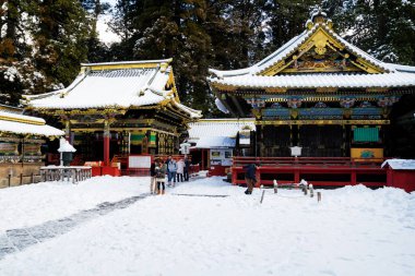 NIKO, JAPONYA - 14 Ocak 2013 'te Japonya' nın Nikko kentindeki Toshogu Tapınağı. 1616 'da Tokugawa Leyasu' nun tapınağı için inşa edildi. UNESCO 'nun Dünya Mirası, 