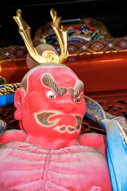 NIKO, JAPONYA - 11 Ocak 2013 'te Japonya' nın Nikko kentinde Nio Hayırsever Krallar Heykeli. İki tane gazap dolu, Buda 'nın kaslı muhafızı Japon tapınağının kapısında nöbet tutuyorlar..