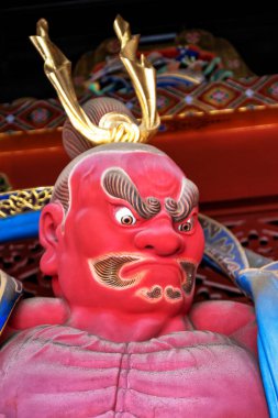 NIKO, JAPONYA - 11 Ocak 2013 'te Japonya' nın Nikko kentinde Nio Hayırsever Krallar Heykeli. İki tane gazap dolu, Buda 'nın kaslı muhafızı Japon tapınağının kapısında nöbet tutuyorlar..