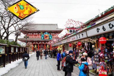 Tokyo, Japonya 'da Senso-ji Tapınağı' nda 11 Ocak 2013 tarihinde tanımlanamayan turistler. Senso-ji Budist Tapınağı, Asakusa 'nın sembolüdür ve Japonya' nın en ünlü tapınaklarından biridir..