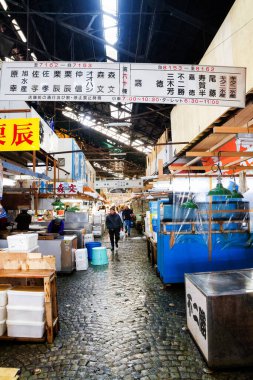 TOKYO - 10 Ocak 2013 'te Tokyo' daki Tsukiji Toptan Deniz Ürünleri ve Balık Pazarı 'ndaki deniz ürünleri satıcıları. Tsukiji Pazarı dünyadaki en büyük toptan balık ve deniz ürünleri pazarıdır..