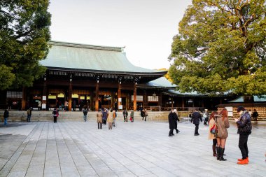 EDİTORİAL! İnsanlar güneşli bir günde Tokyo 'daki Meiji Jingu Tapınağı' nı ziyaret ediyorlar.