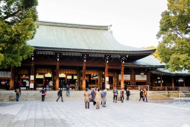 EDİTORİAL! İnsanlar güneşli bir günde Tokyo 'daki Meiji Jingu Tapınağı' nı ziyaret ediyorlar.