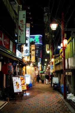 TOKYO, JAPONYA - 16 Ocak 2011 gecesi Japonya 'nın eski Shinjuku ilçesinde Yakatori sokağı olarak bilinen dar yaya sokağı. Burada birkaç geleneksel restoran var.