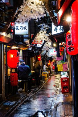 TOKYO, JAPONYA - 16 Ocak 2011 gecesi Japonya 'nın eski Shinjuku ilçesinde Yakatori sokağı olarak bilinen dar yaya sokağı. Burada birkaç geleneksel restoran var.