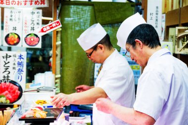 TOKYO - 17 HAZİRAN: Japon aşçı 17 Ocak 2013 tarihinde Tokyo 'da bir restoranda suşi hazırlıyor. Suşi Japon yemeklerinin dünyaca ünlü mücevheridir..