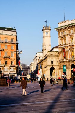 MILAN - 18 Ocak 2013 'te İtalya' nın Milano kentinde Piazza Duomo 'da turistler. 2006 yılı itibariyle Milano, 1.9 milyon yıllık uluslararası ziyaretçiyle dünya çapında en çok ziyaret edilen 42. şehir oldu.