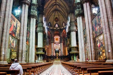MILAN, ITALY - 18 Ocak 2013: Duomo 'nun ana nave' i veya katedral en büyük gotik katedrallerden biri.