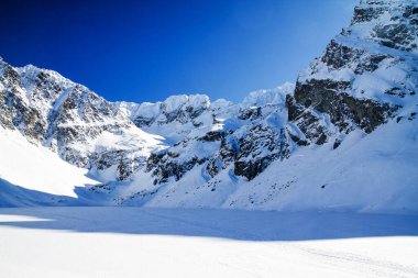 Gasienicowa Vadisi 'nin kış manzarası - Yüksek Tatra Dağları