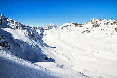 Kış yolu dağ vadisi karı, Yüksek Tatra Dağları, Polonya
