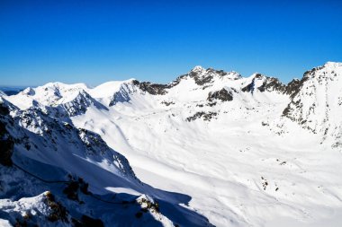 Kış yolu dağ vadisi karı, Yüksek Tatra Dağları, Polonya