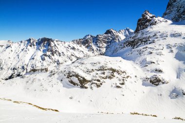 Kış yolu dağ vadisi karı, Yüksek Tatra Dağları, Polonya