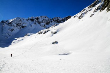 Kış yolu dağ vadisi karı, Yüksek Tatra Dağları, Polonya