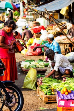 COLOMBO, SRI LANKA - 13 Mart 2013 'te Colombo, Sri Lanka' da geleneksel sokak pazarı. Sokak pazarı geleneksel Sri Lanka kültürünün bileşenidir..