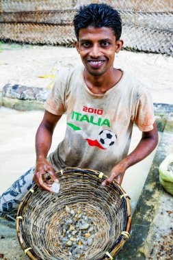 SRI LANKA, Mart 2013: İnsan Mart 2013 'te bir ay taşı madeninde ay taşı arıyor. Ay taşı Sri Lanka 'da bulunan mücevherlerden biridir.