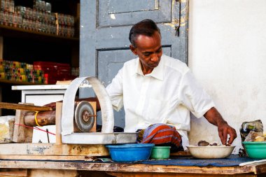 SRI LANKA - Mart 2013 'te Sri Lanka' nın Galle kentindeki bir sokakta ay taşı öğüten bir adam. Sri Lanka 'da ay taşı yaygın olarak mayınlanmıştır.