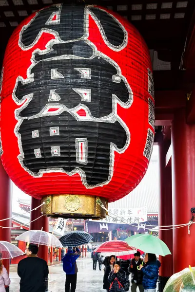 Tokyo Jan 2013 도쿄센지 사원에서 확인되지 관광객 사원은 아사쿠사의 상징이며 — 스톡 사진