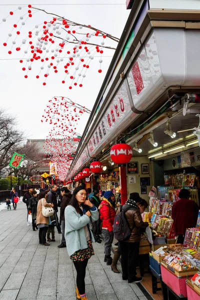 2013年1月15日 浅草の仲見世商店街 賑やかなアーケード街が浅草寺と外郭門の雷門を結んでおり 遠くに見える — ストック写真