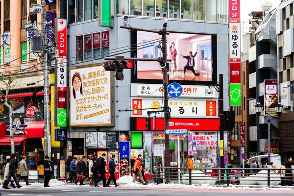 2013年1月15日 渋谷は日本の若者ファッションの中心地として知られ 2013年1月15日に東京で主要なナイトライフの目的地となっています — ストック写真
