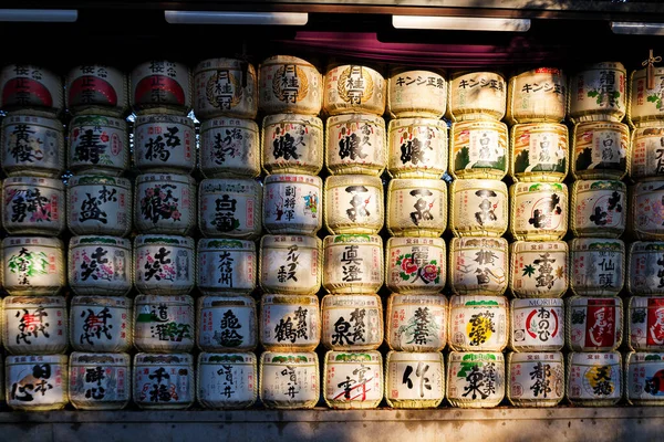 鎌倉市 2013年1月16日鎌倉市にある鶴岡八幡宮の装飾文字付き日本酒ワイン樽日本酒は日本酒のアルコール飲料です — ストック写真