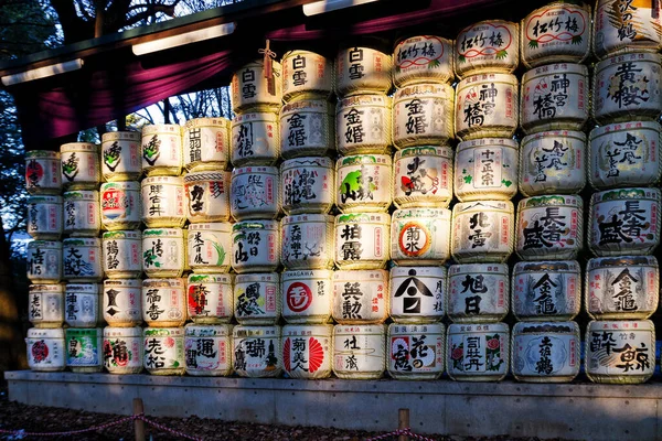 鎌倉市 2013年1月16日鎌倉市にある鶴岡八幡宮の装飾文字付き日本酒ワイン樽日本酒は日本酒のアルコール飲料です — ストック写真