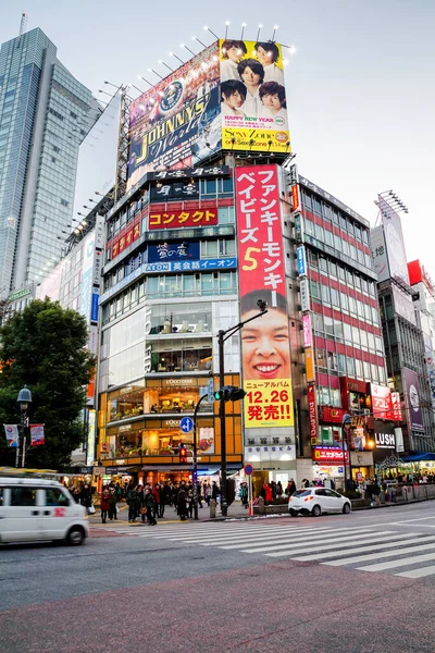 2013年1月15日 渋谷は日本の若者ファッションの中心地として知られ 2013年1月15日に東京で主要なナイトライフの目的地となっています — ストック写真