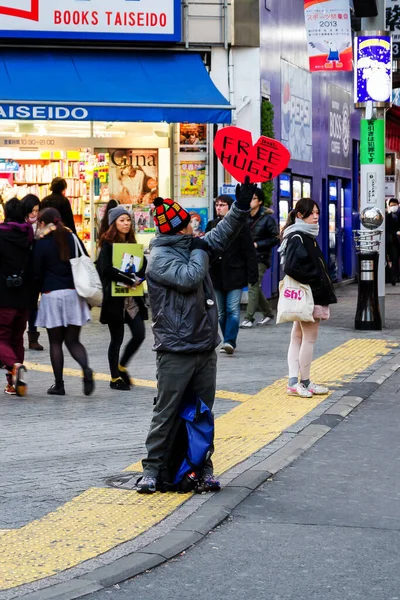 Tokyo Japan Januari Ung Man Med Fri Kram Skylt Omfamnar — Stockfoto