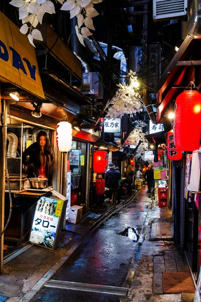 東京都 1月16日 2011年1月16日の夜 東京都新宿区の旧八鳥路地として知られる狭い歩行者専用道路 いくつかの伝統的なレストランがここにあります — ストック写真