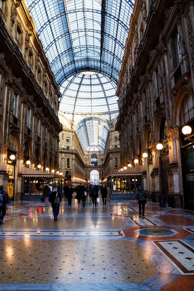 Milan Itálie Června Lidé Procházející Galerii Vittorio Emanuele Slavná Nákupní — Stock fotografie