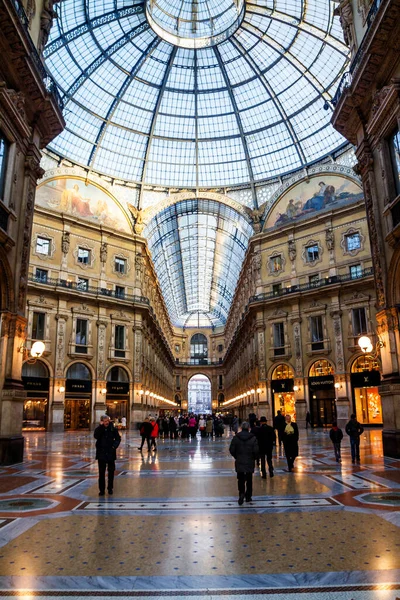 Milão Itália Janeiro Pessoas Caminhando Dentro Galleria Vittorio Emanuele Famosa — Fotografia de Stock