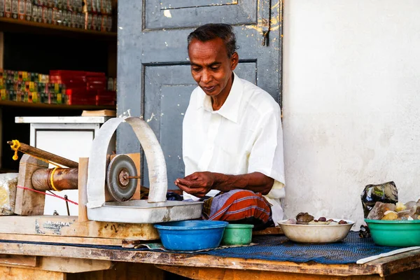 SRI LANKA - Mart 2013 'te Sri Lanka' nın Galle kentindeki bir sokakta ay taşı öğüten bir adam. Sri Lanka 'da ay taşı yaygın olarak mayınlanmıştır.